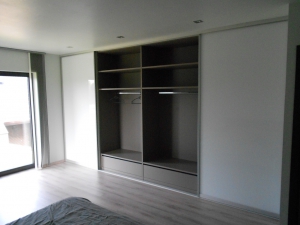 Maatkast slaapkamer in basalt 25mm met schuifdeuren glas wit