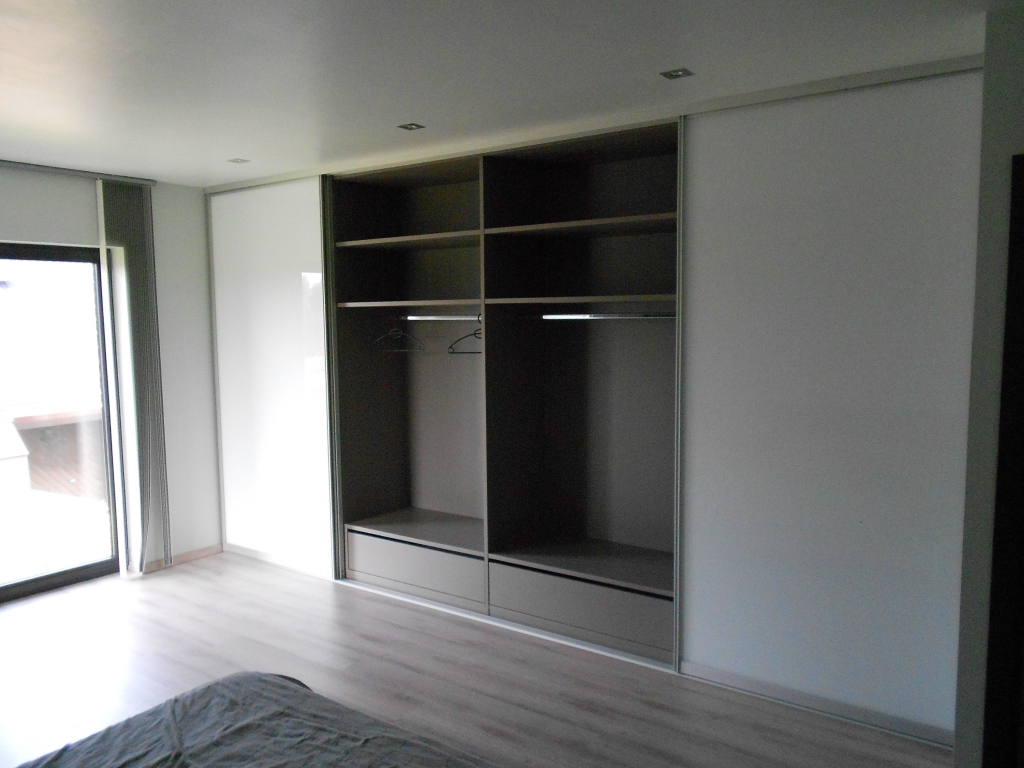 Maatkast slaapkamer in basalt 25mm met schuifdeuren glas wit